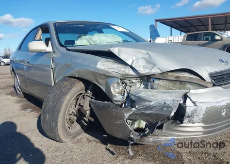 1998 Lexus Es 300 from USA, damaged, VIN JT8BF28G7W5016579